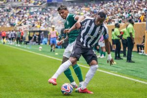 Richard Rios cerca di strappare il pallone ad un calciatore del Botafogo