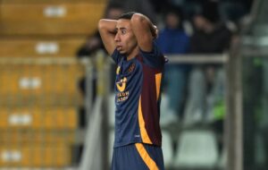 Anass Salah Eddine con le mani tra i capelli