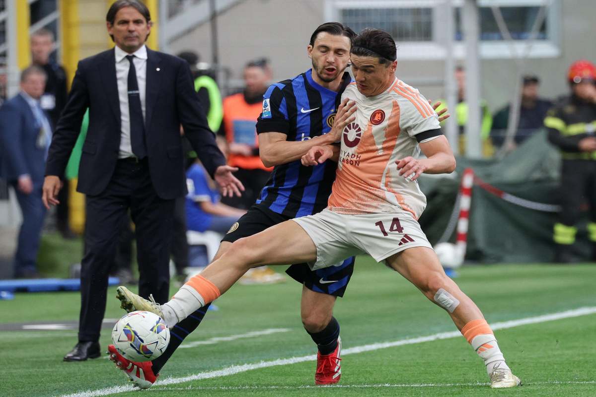 Eldor Shomurodov protegge il pallone dall'attacco di Darmian