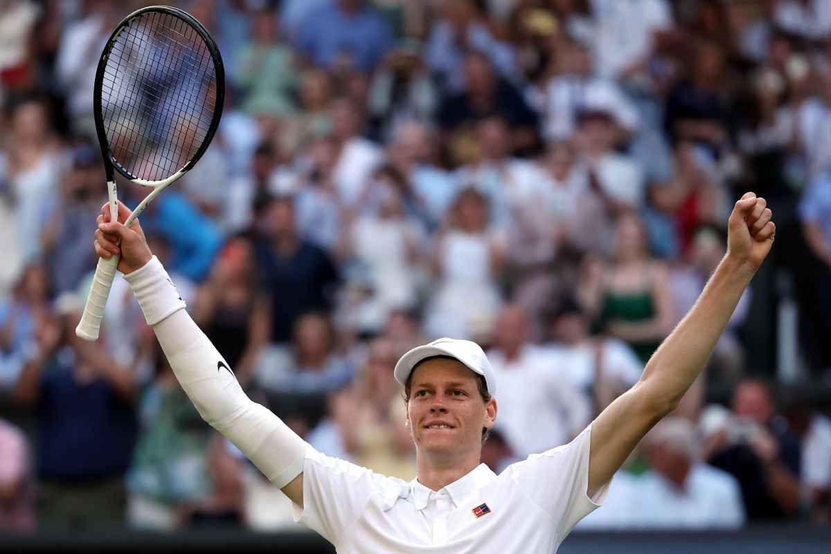 Sinner braccia al cielo a Wimbledon