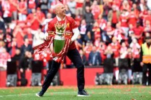 Slot esulta con il trofeo della Premier League