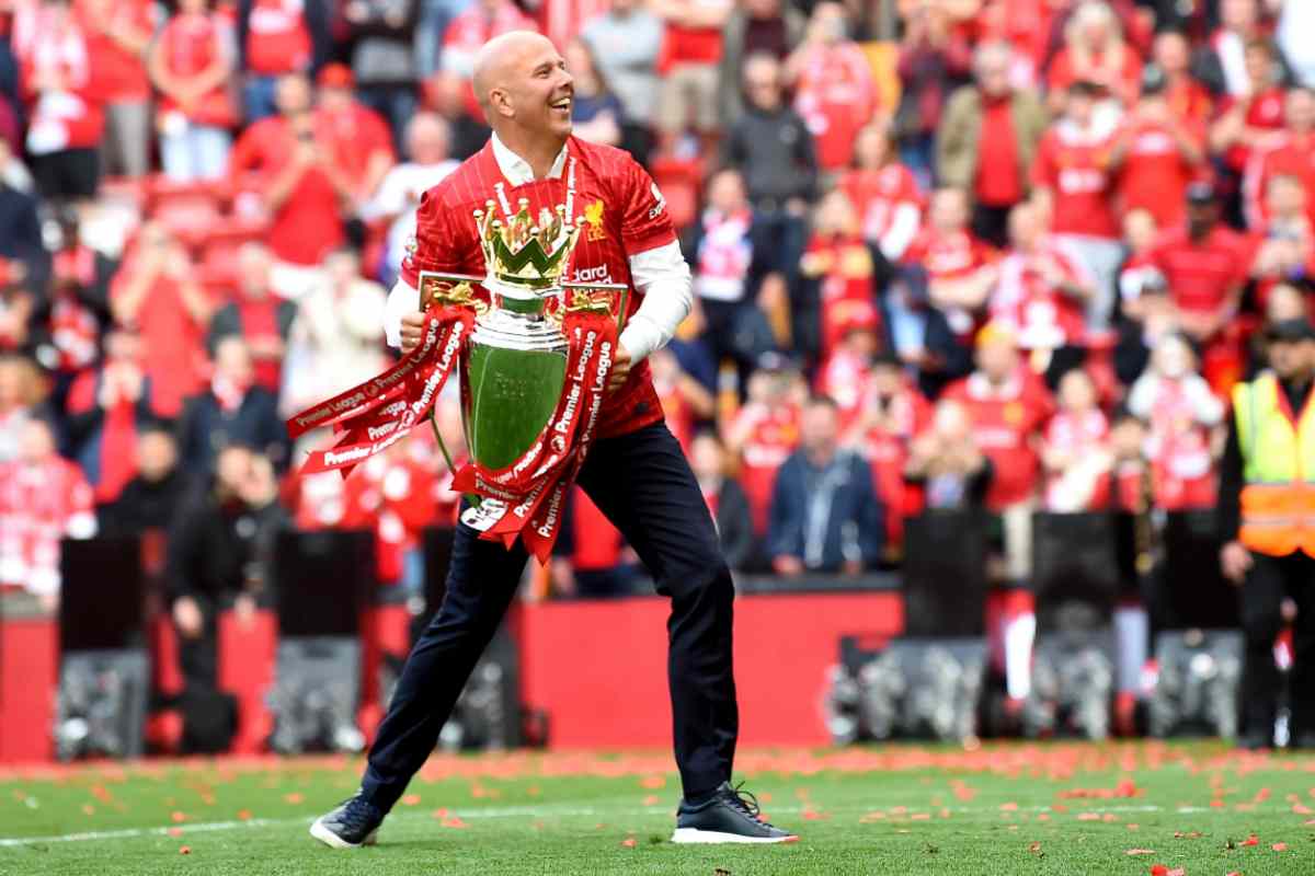 Slot esulta con il trofeo della Premier League