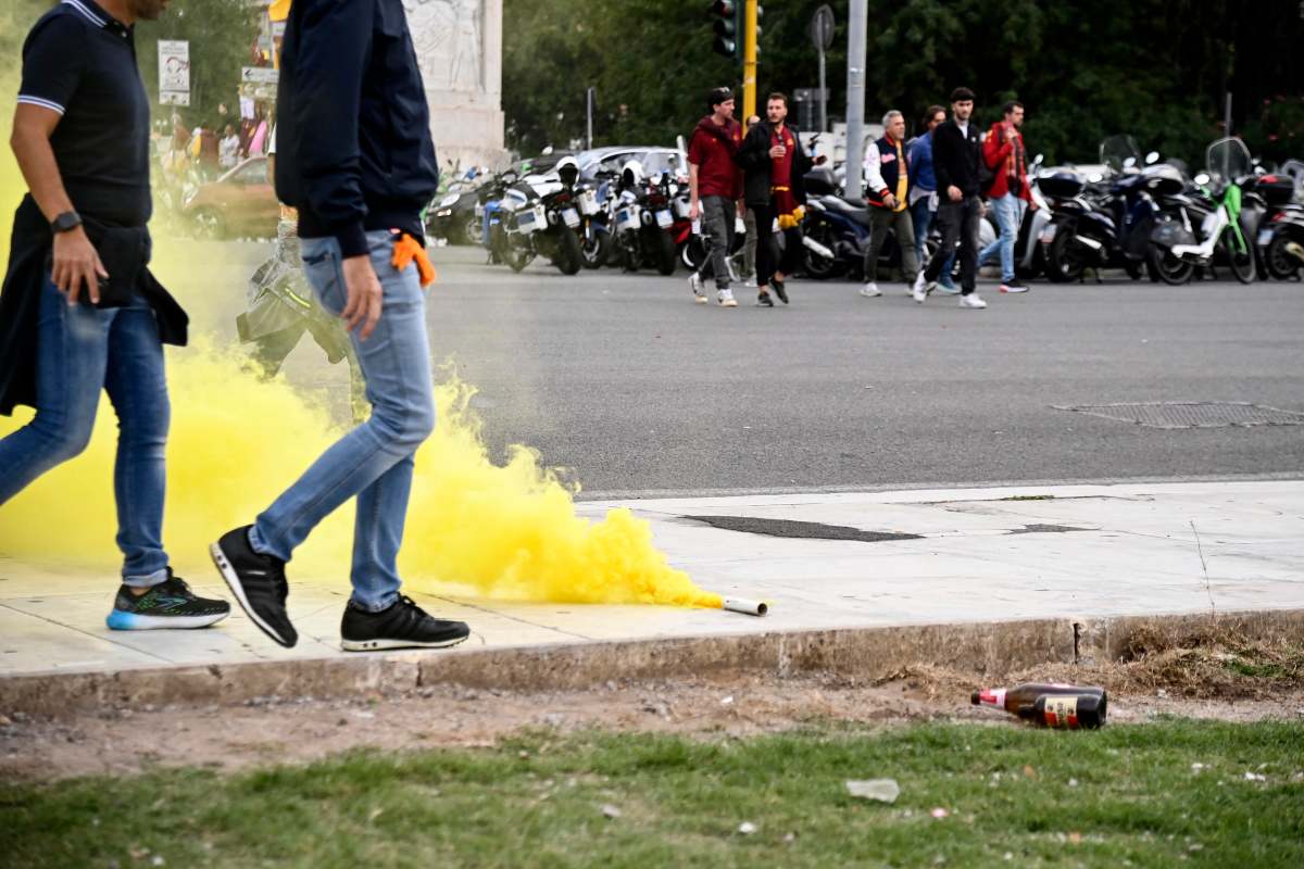 Un fumogeno giallo accesso sul marciapiede vicino allo Stadio Olimpico