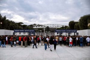Centinaia di persone radunate ai tornelli per entrare in Tribuna Tevere