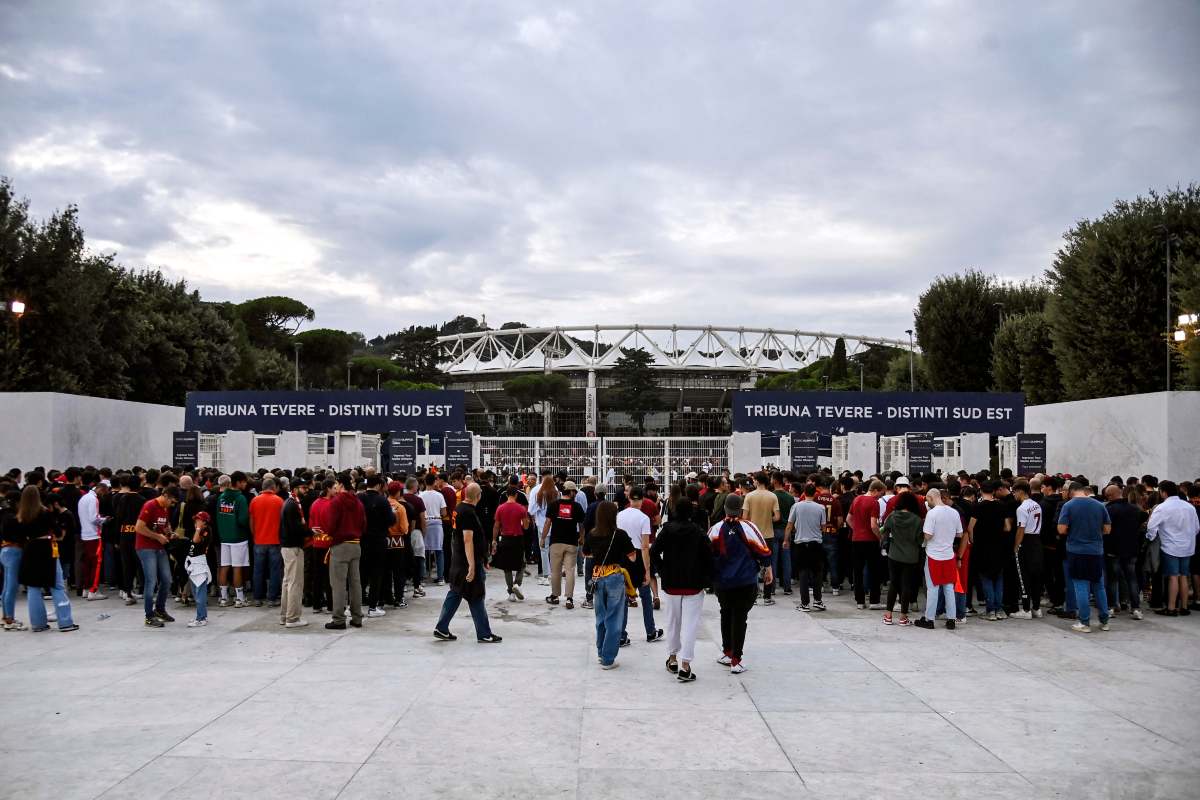 Centinaia di persone radunate ai tornelli per entrare in Tribuna Tevere