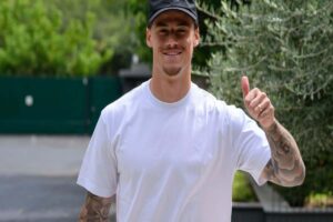 Mile Svilar arriva a Trigoria sorridente e alza il pollice
