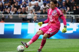 Mile Svilar in campo con la Roma