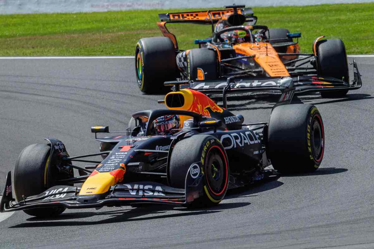 Verstappen in pista con la Red Bull