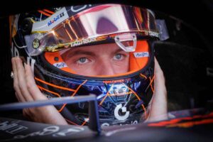 Verstappen nei box con il casco