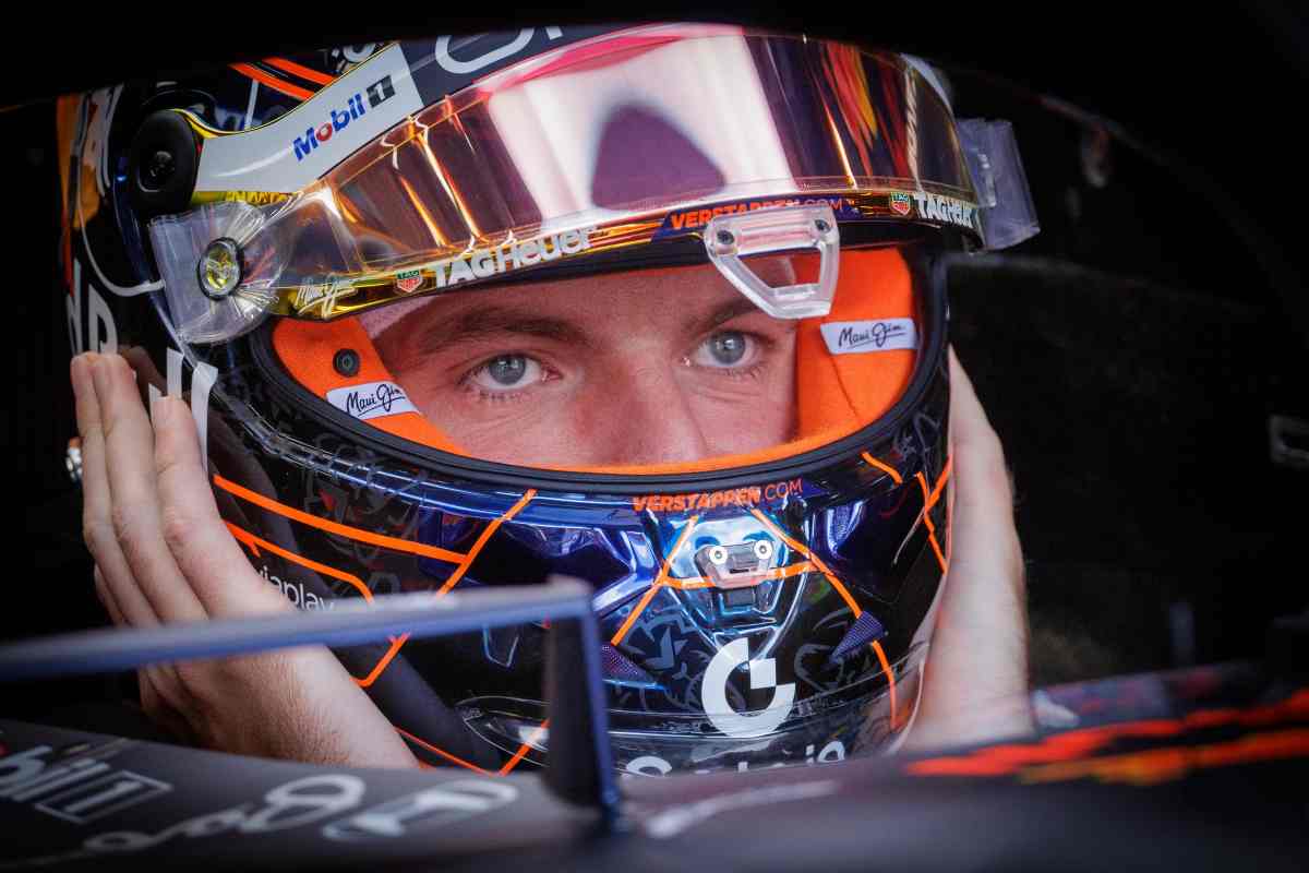Verstappen nei box con il casco