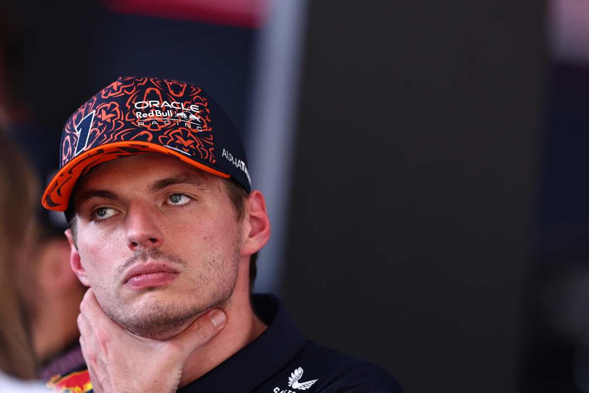 Verstappen pensieroso nei box