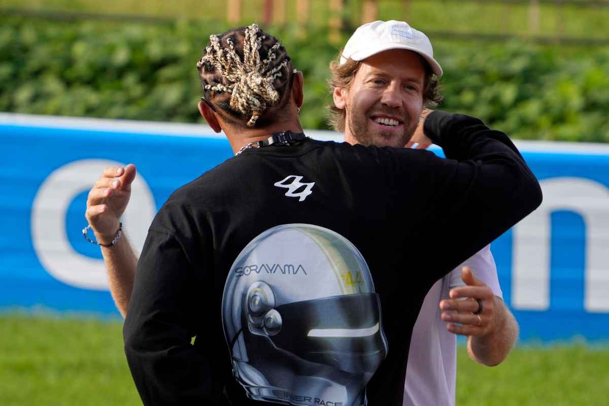 Vettel abbraccia Hamilton