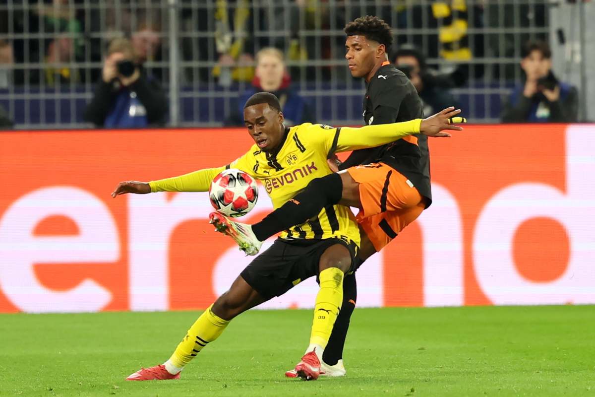 Vinicius Tobias a contrasto contro un calciatore del Borussia Dortmund