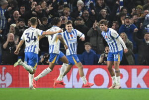Il Brighton esulta dopo un gol