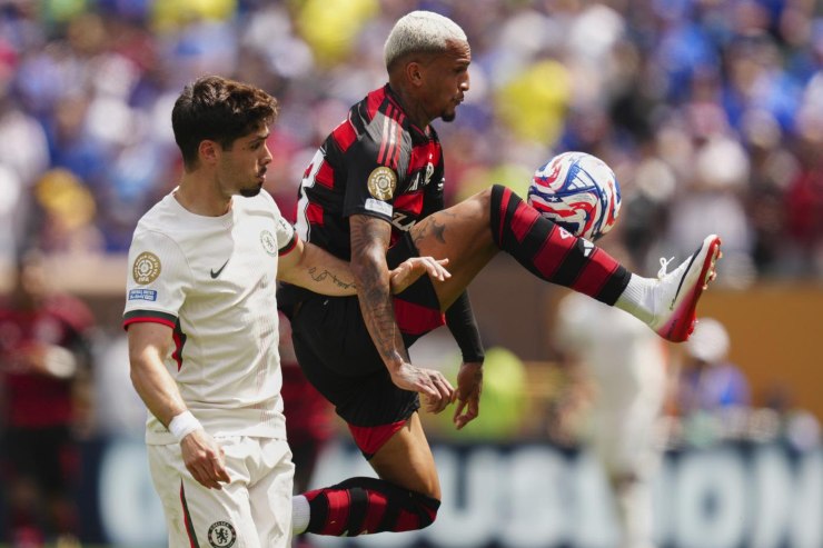 Controllo volante del pallone da parte di Wesley