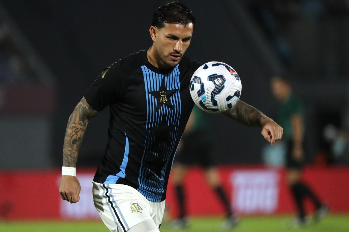 Paredes palleggia durante il riscaldamento con l'Argentina