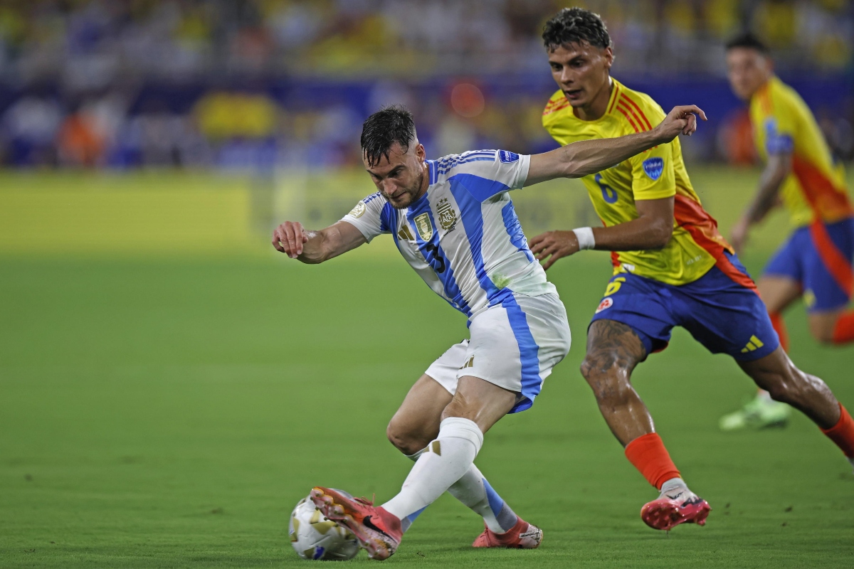 Richard Rios rincorre un calciatore dell'Argentina