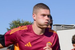 Artem Dovbyk nel corso di un riscaldamento