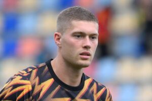 Artem Dovbyk in una fase di riscaldamento