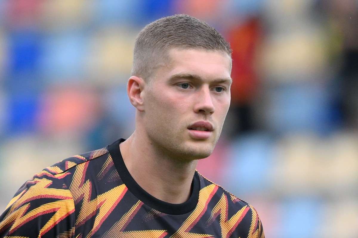 Artem Dovbyk in una fase di riscaldamento