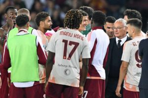 i giocatori della Roma in mezzo al campo