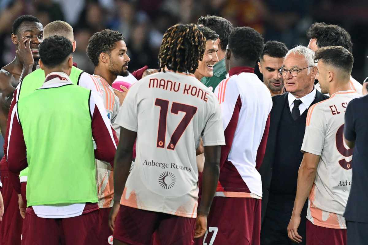 i giocatori della Roma in mezzo al campo