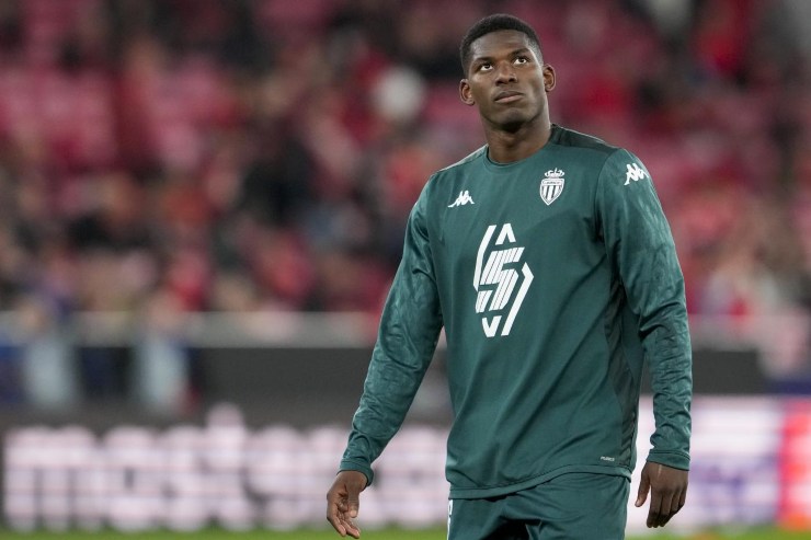 Breel Embolo in primo piano e con la testa leggermente sollevata