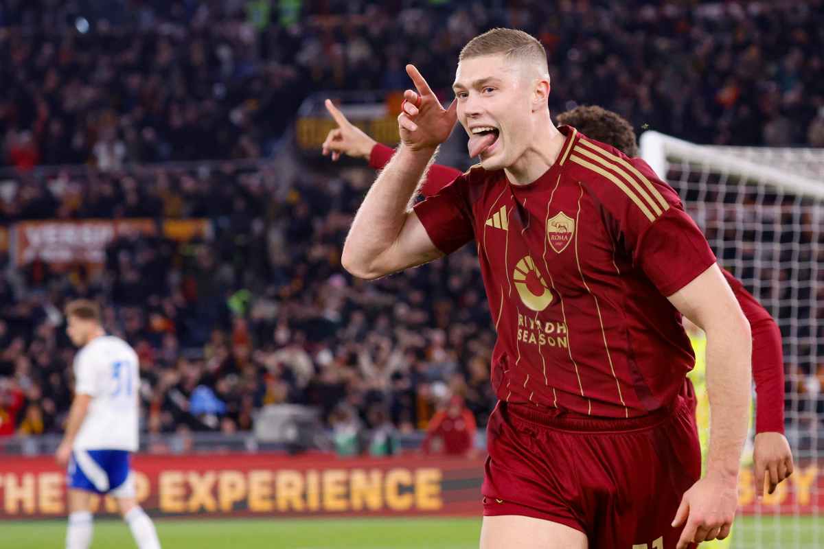 Dovbyk esulta dopo un gol