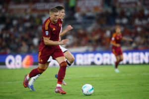 Artem Dovbyk conduce il pallone durante una gara contro la Roma