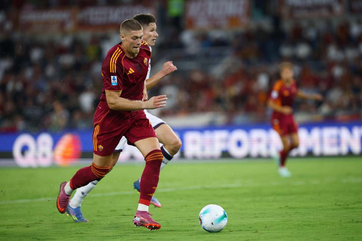 Artem Dovbyk conduce il pallone durante una gara contro la Roma