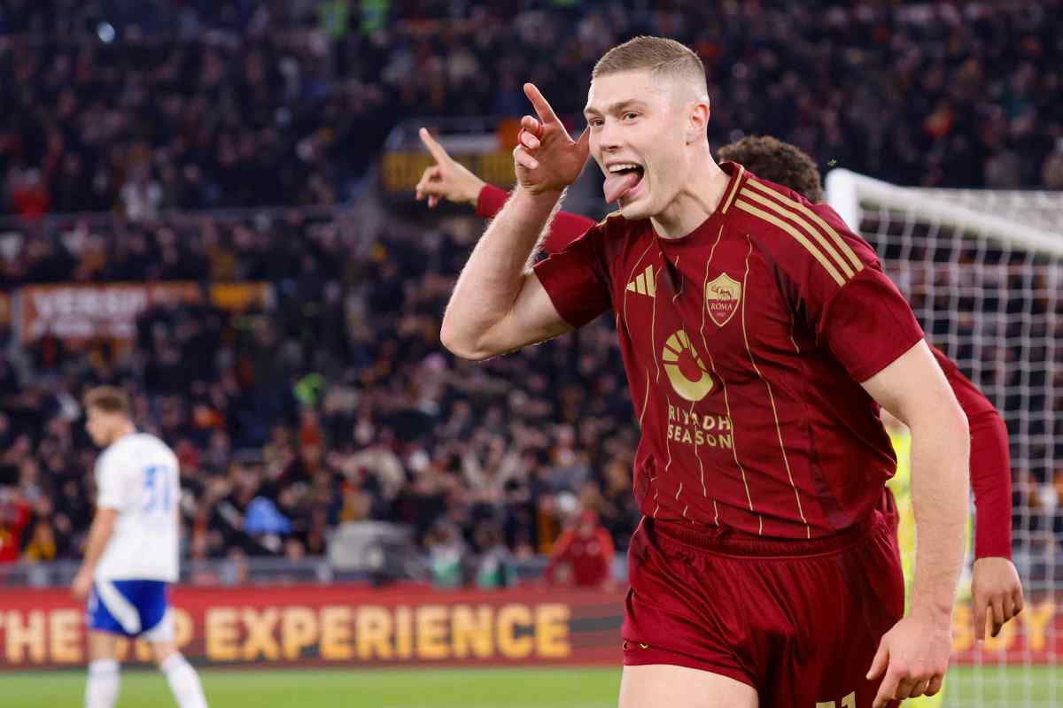 Dovbyk con la maglia della Roma