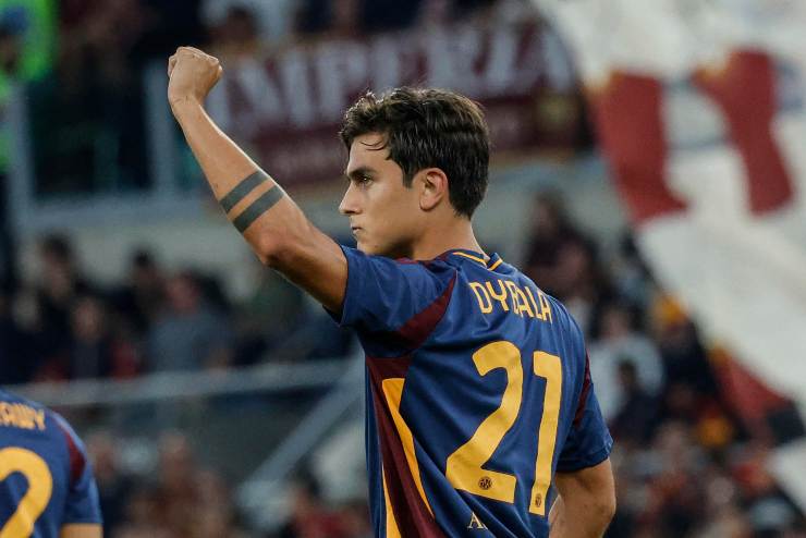Paulo Dybala esulta alzando il pugno sinistro