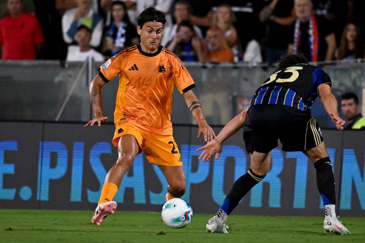 Paulo Dybala conduce il pallone contro il Pisa