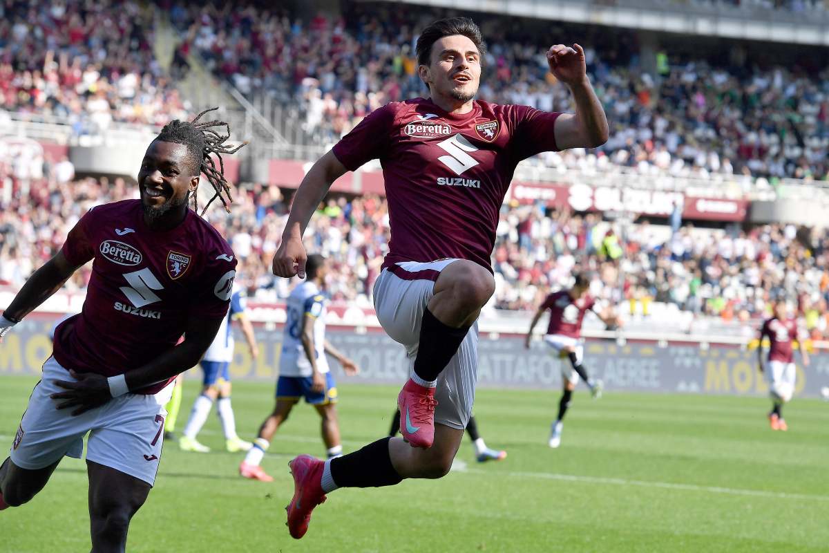 Elmas esulta saltando dopo un gol con il Torino
