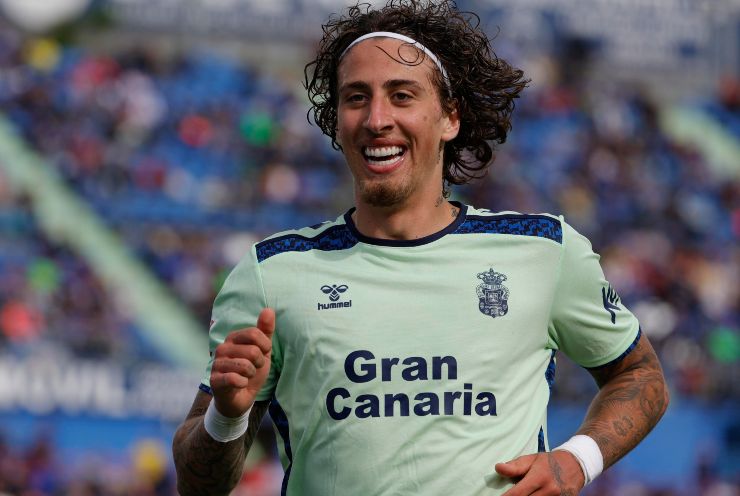 Fabio Silva esulta dopo aver fatto un gol