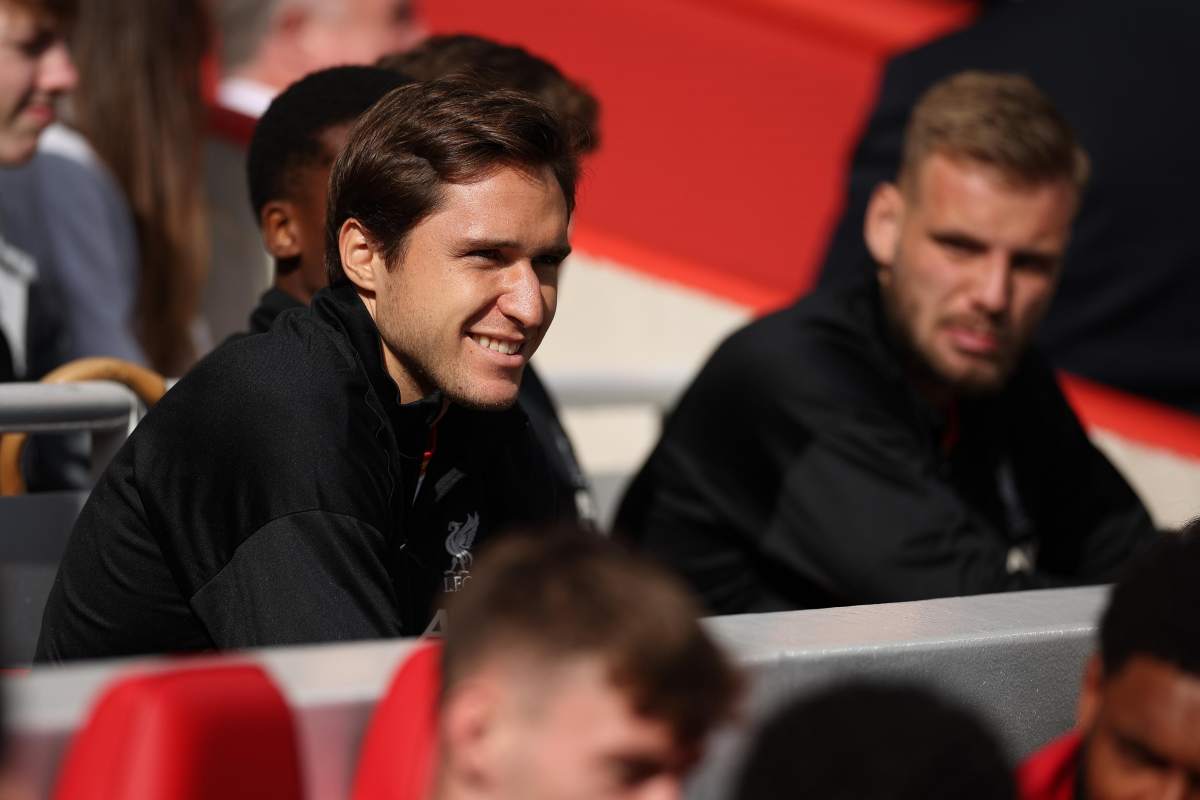 Chiesa seduto in panchina con il Liverpool