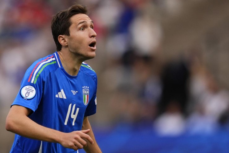 Federico Chiesa di profilo e con la maglia della Nazionale