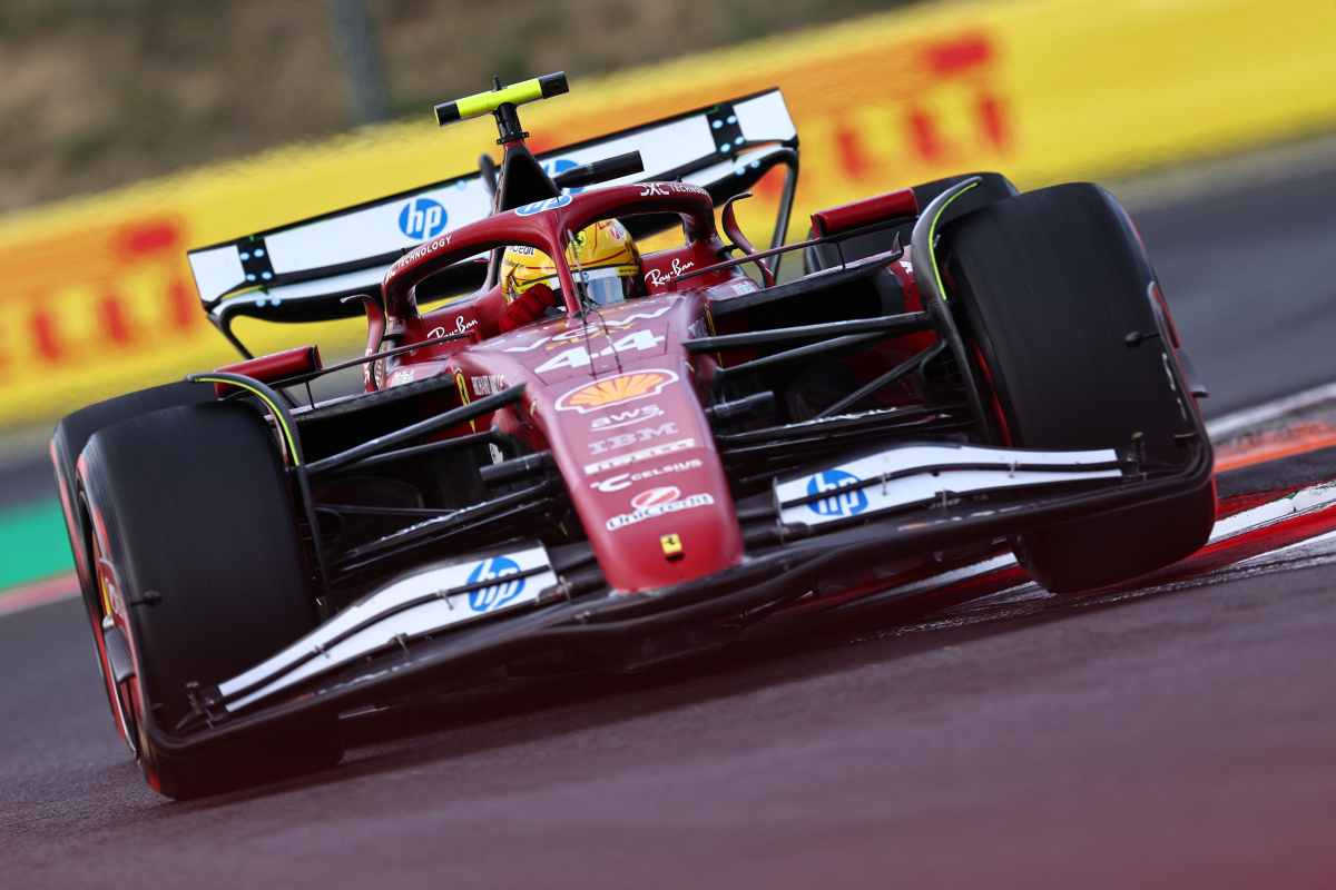 Hamilton in pista con la Ferrari