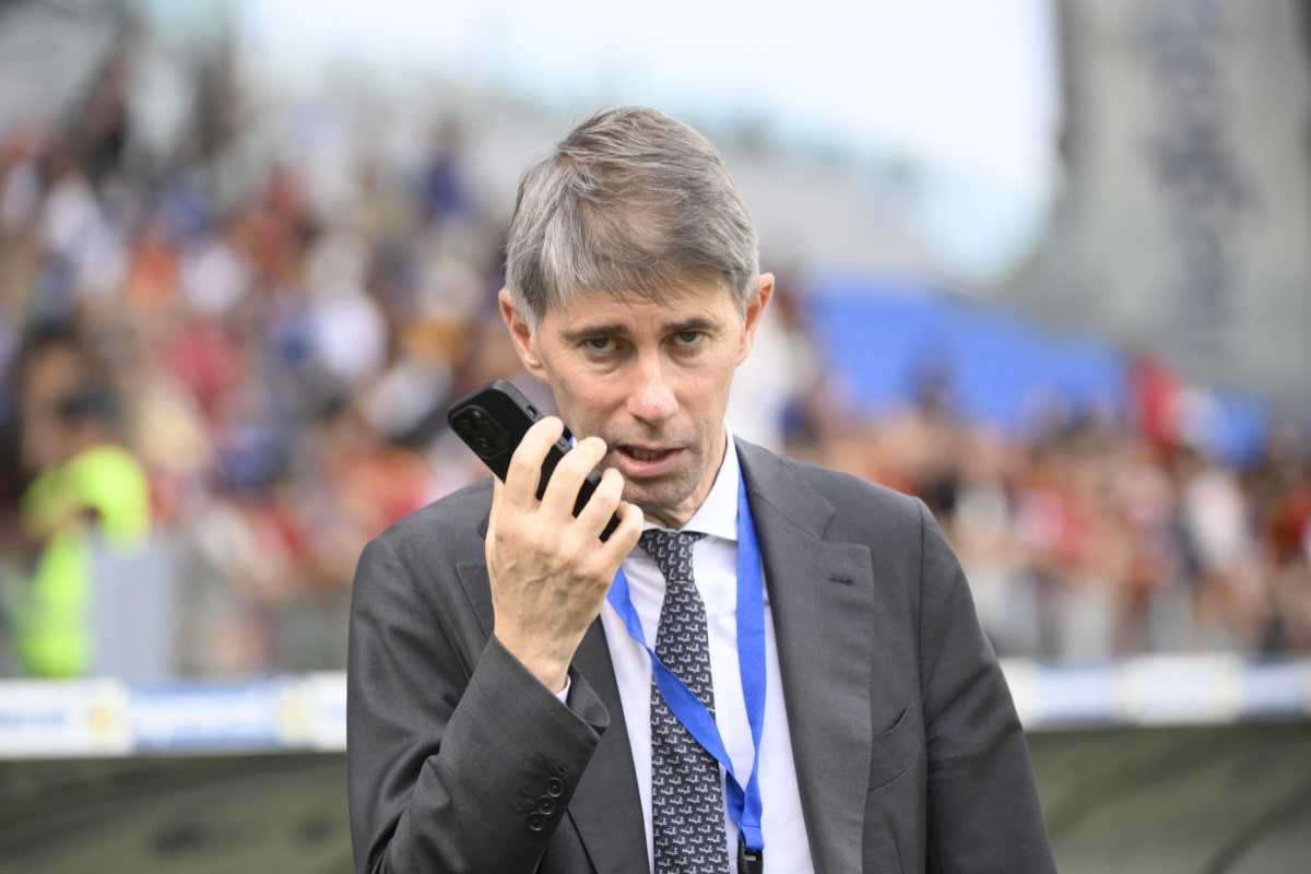 Frederic Massara in primo piano e mentre parla al cellulare
