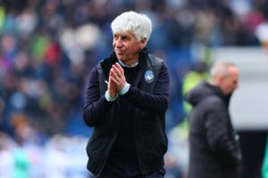 Gasperini con le mani giunte in panchina