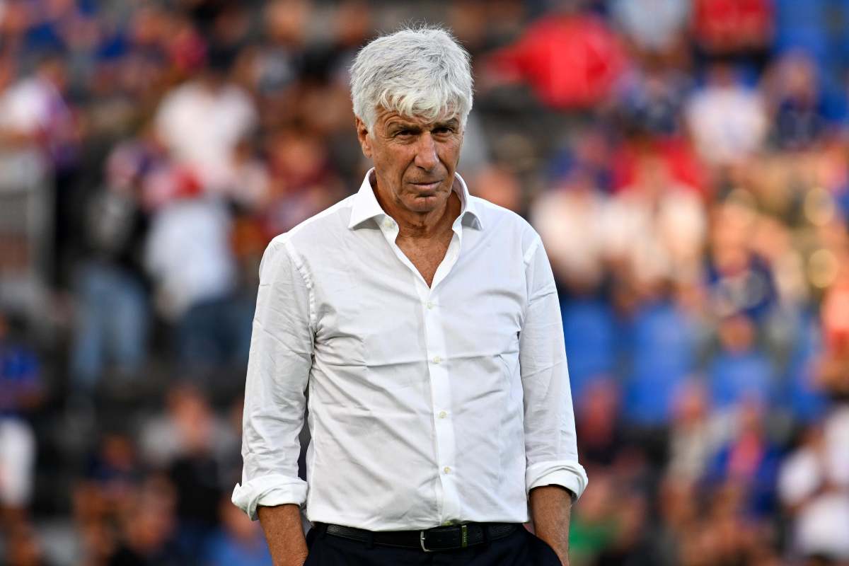 Gian Piero Gasperini concentrato con le mani in tascha
