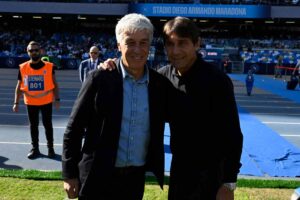 Gasperini abbracciato con Antonio Conte