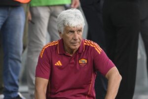 Gian Piero Gasperini accovacciato in panchina