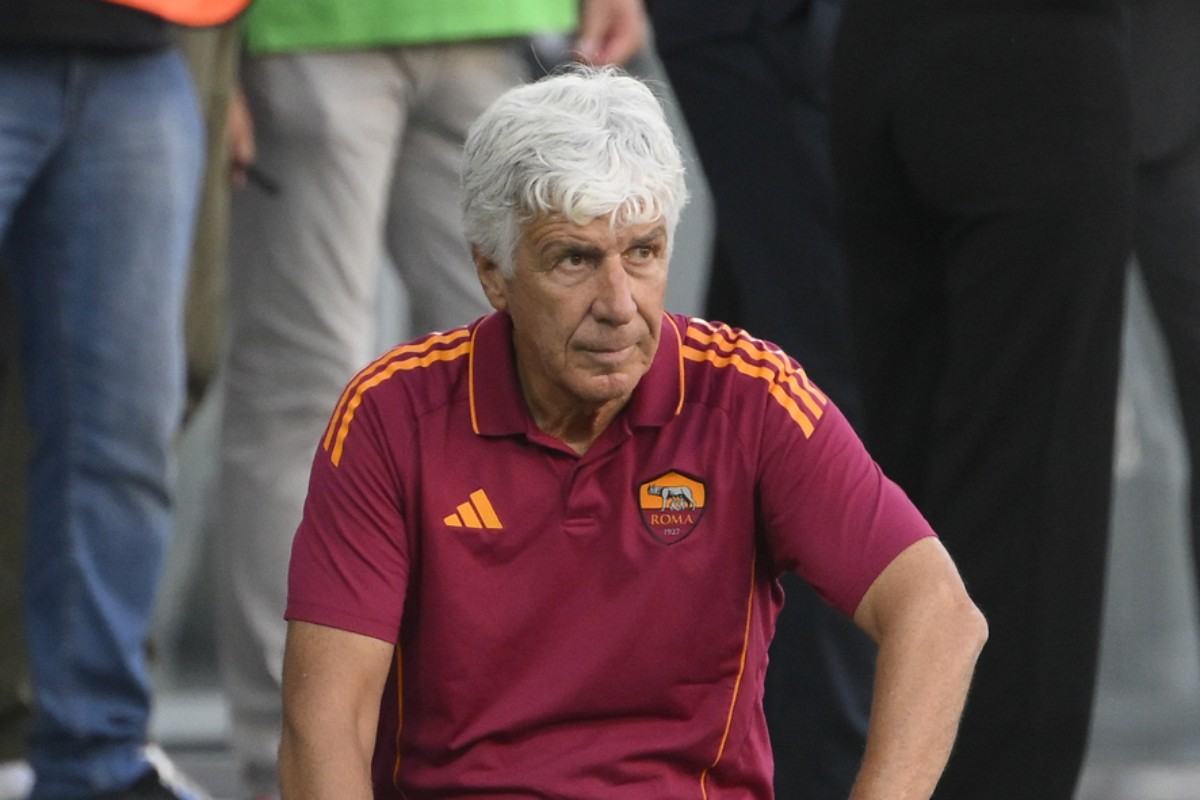 Gian Piero Gasperini accovacciato in panchina