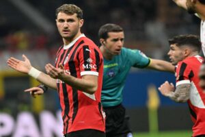 Santiago Giménez allarga le braccia dopo un'azione con il Milan