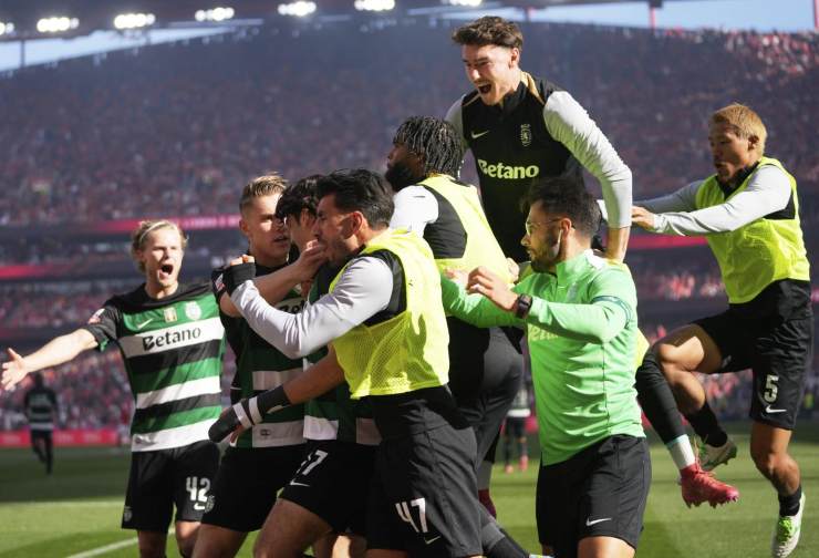 Giocatori dello Sporting CP esultano dopo un gol