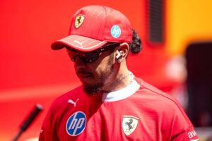Lewis Hamilton cammina nel paddock