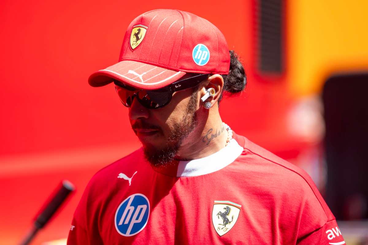 Lewis Hamilton cammina nel paddock