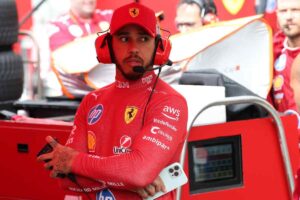 Hamilton nel box della Ferrari