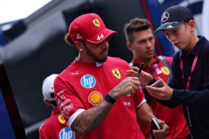 Hamilton nel paddock